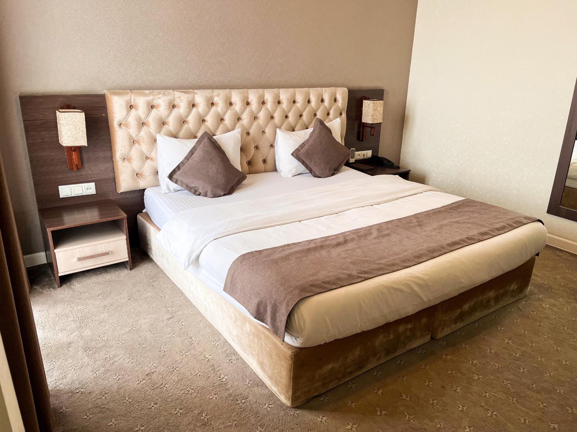 Hotel Fn Shymkent Esterno foto