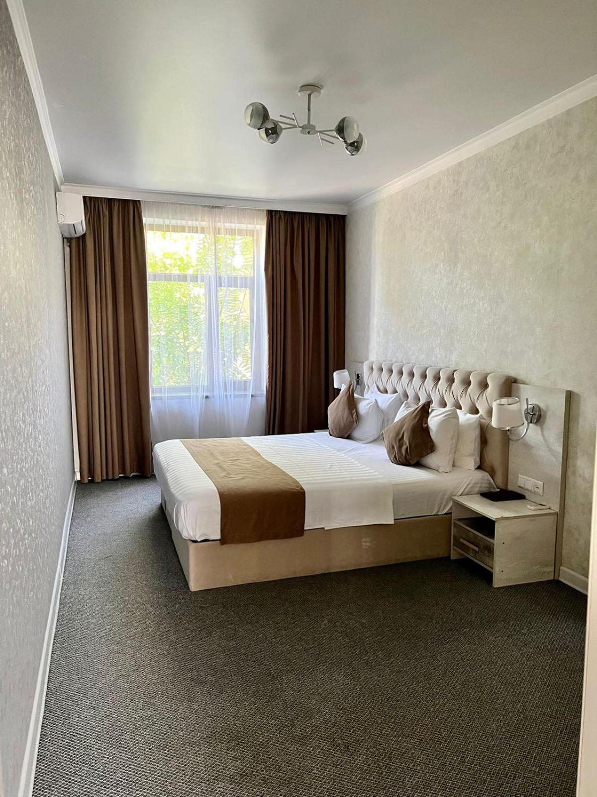 Hotel Fn Shymkent Esterno foto