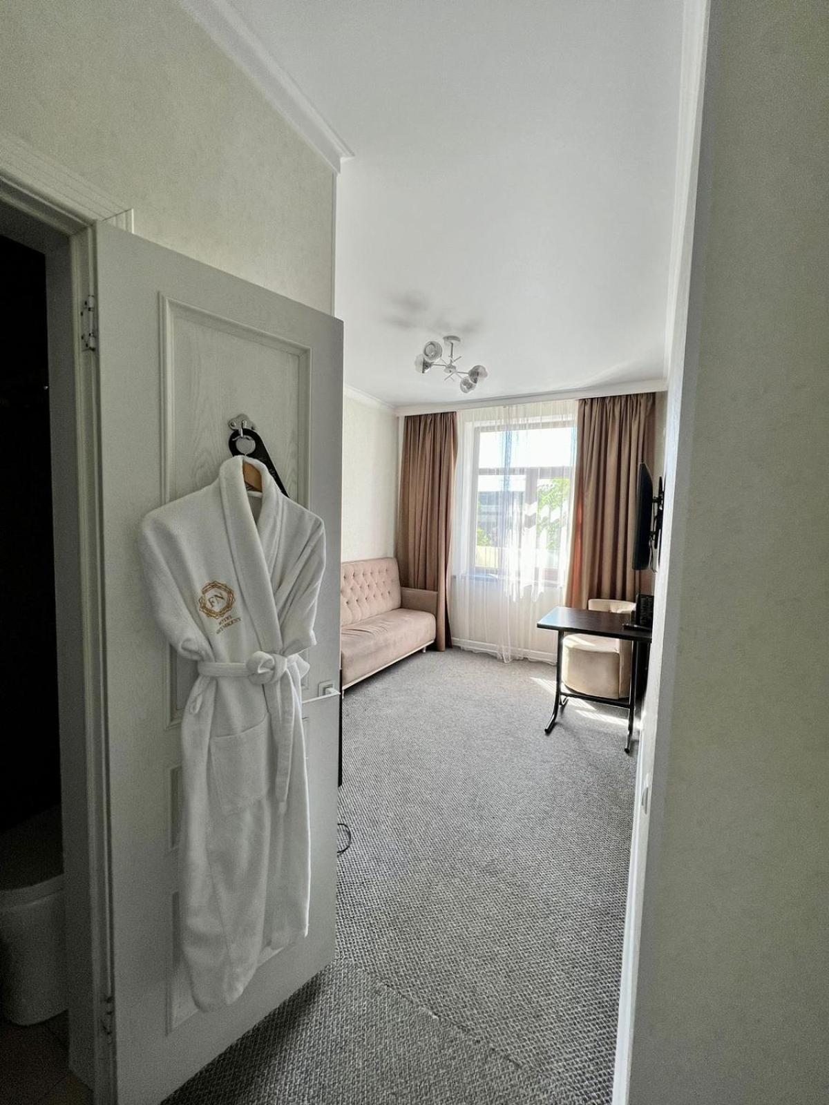 Hotel Fn Shymkent Esterno foto