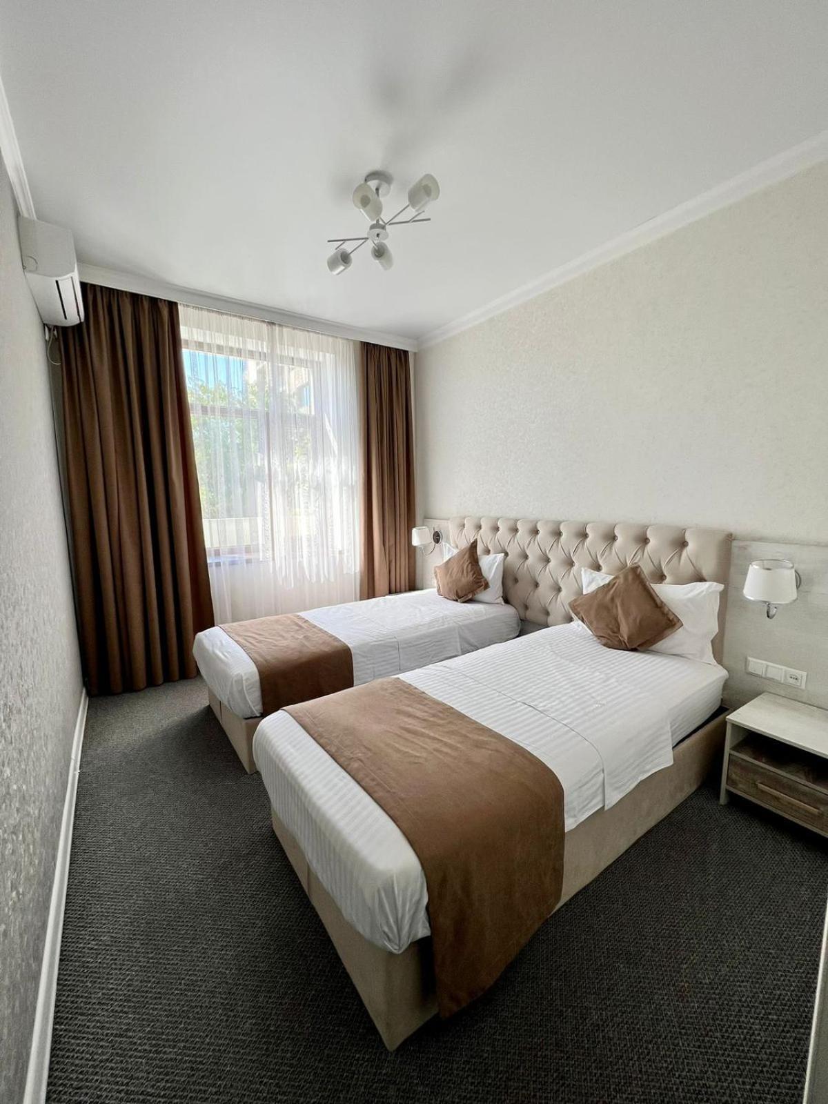 Hotel Fn Shymkent Esterno foto