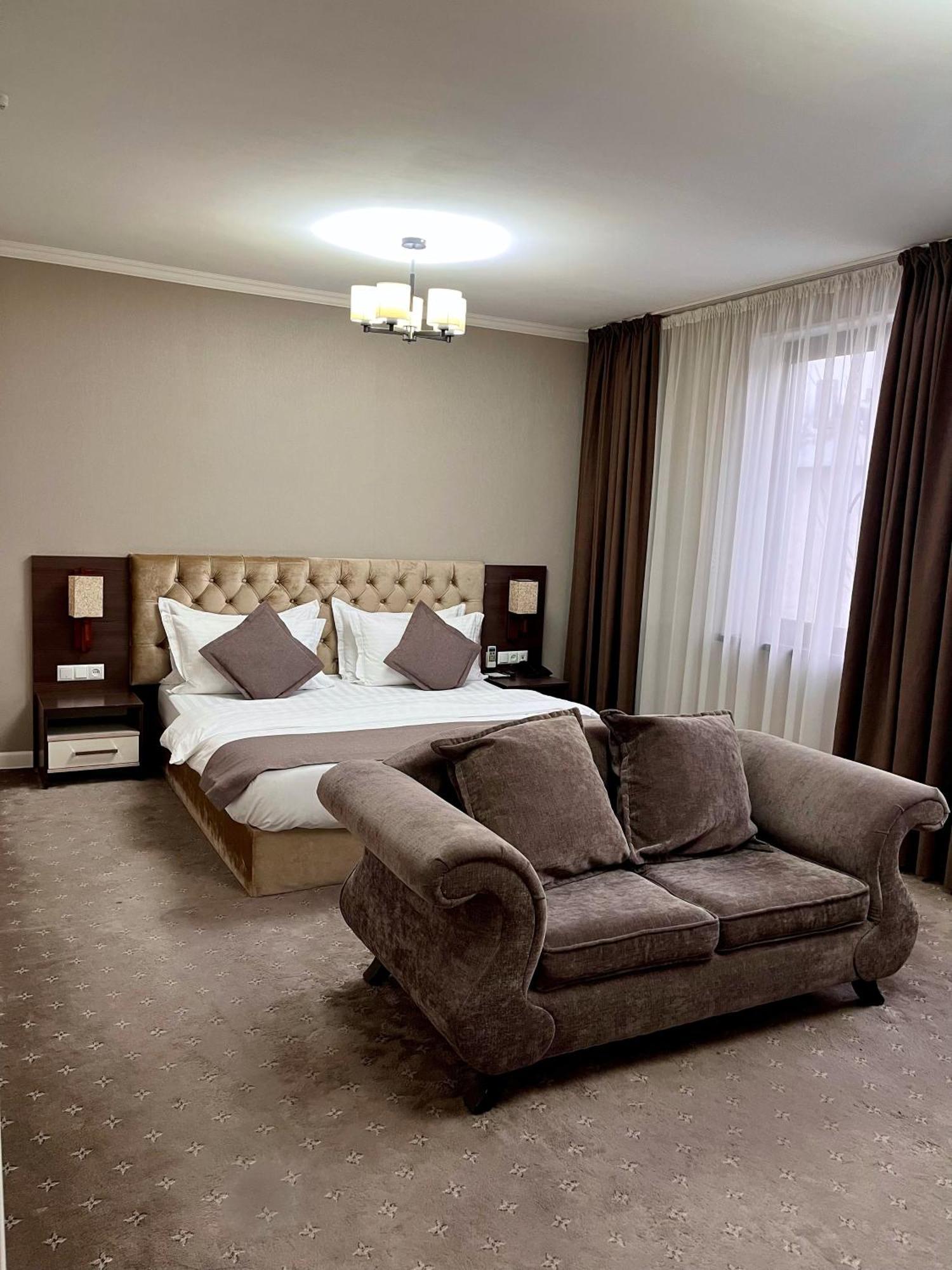 Hotel Fn Shymkent Esterno foto